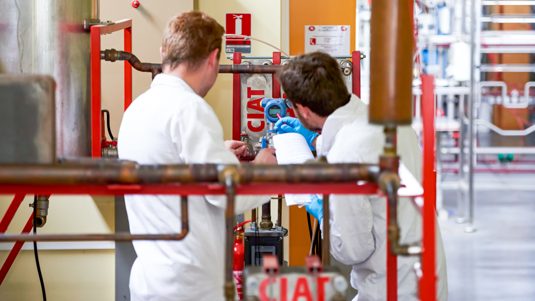 Élèves ingénieurs en TP énergétique