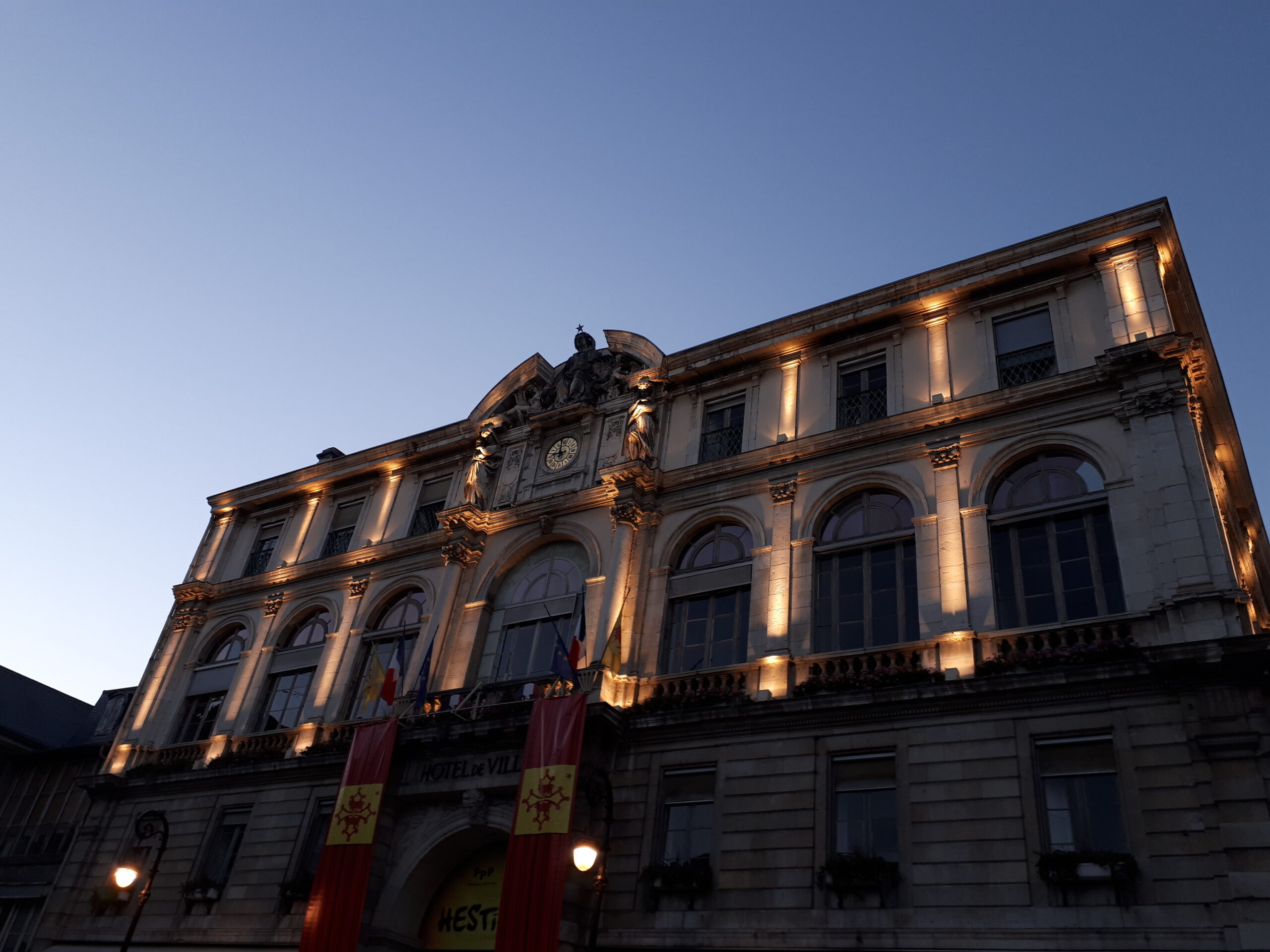 La mairie de Pau éclairée